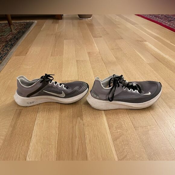 Men’s Nike running shoes - Picture 4 of 7